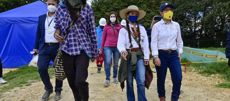 Personas realizando una camita ecológica