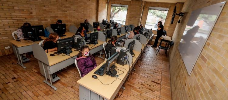 Personas frente a un computador