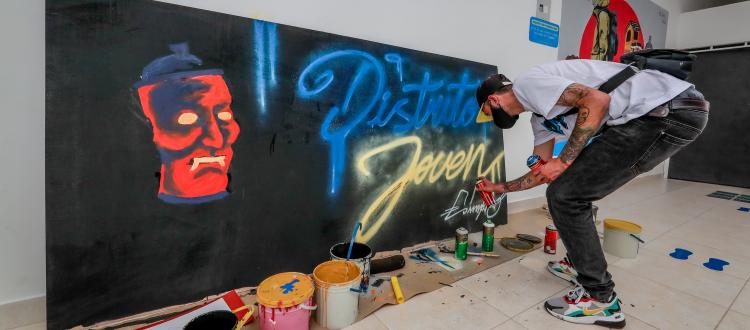 Persona pintando en un muro