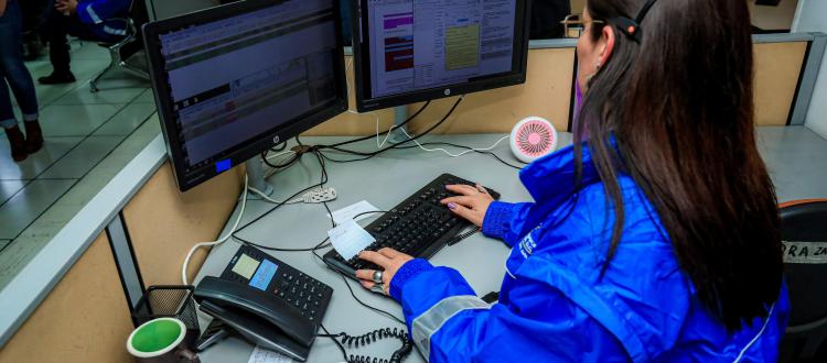 Mujer frente a un computador