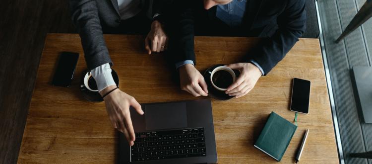 Dos personas frente a un computador
