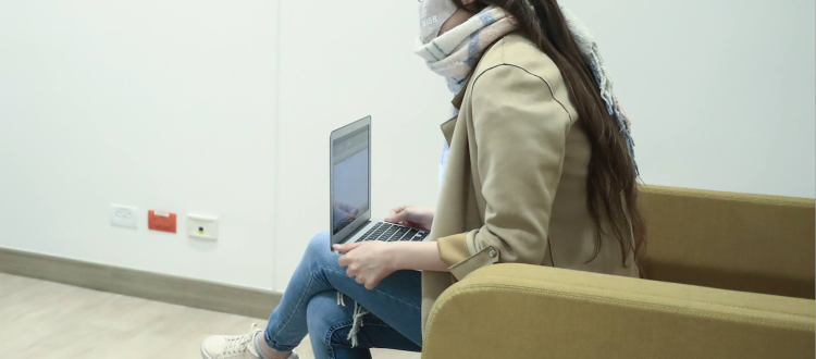 mujer frente a un computador