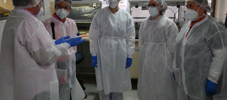 Personas con implementos de bioseguridad