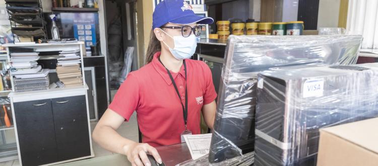 Mujer frente a un computador