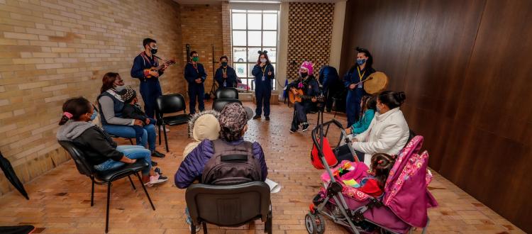 Personas reunidas