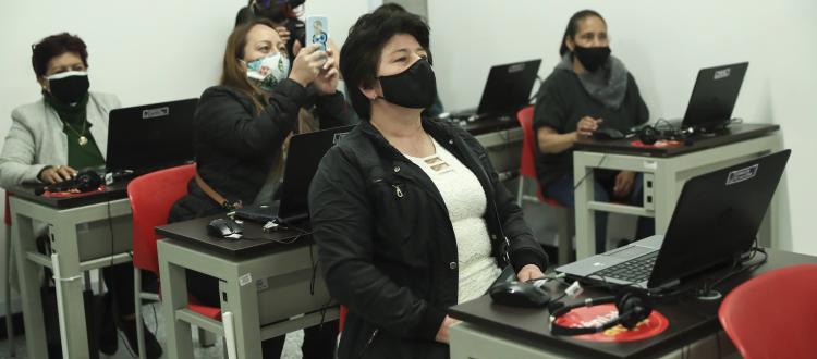 Mujer frente a un computador