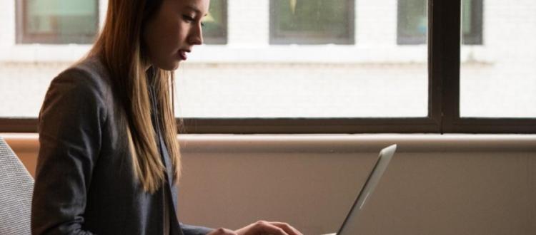 Mujer frente a un computador