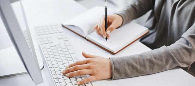 Banco de imagen Mujer frente a un computador