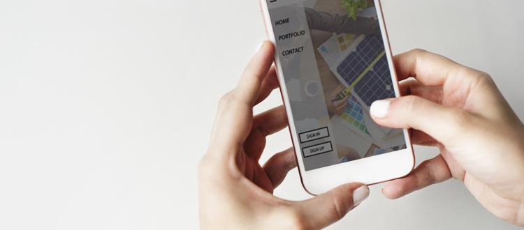 Una mano con un celular