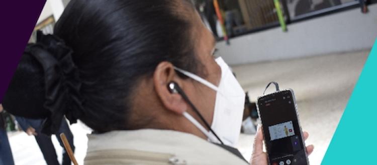 Mujer con un celular