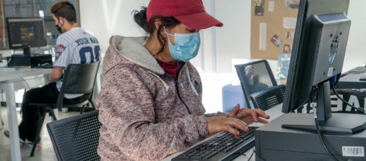 Mujer frente a un computador