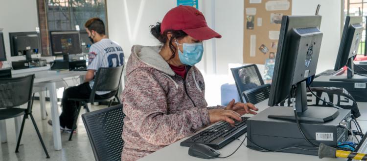 Mujer frente a un computador