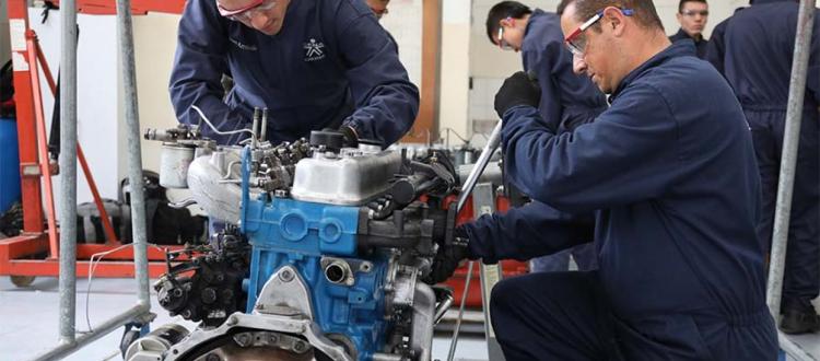 Personas reparando una máquina