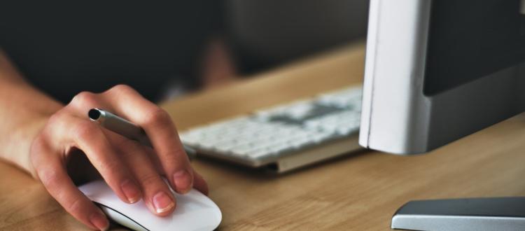 Computador con una mano