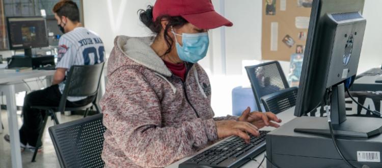 Mujer frente a un computador