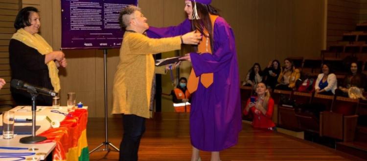 Mujer graduada