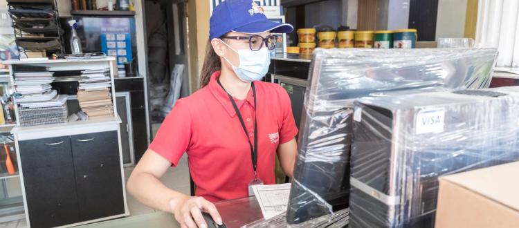 Personas frente a un computador