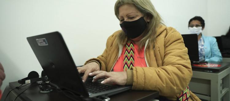 Mujer frente a un computador
