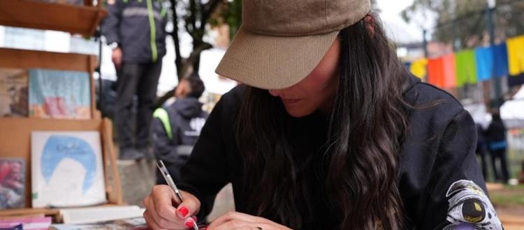 Mujer escribiendo
