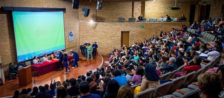 Personas en un auditorio