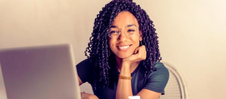 Mujer al frente de un computador