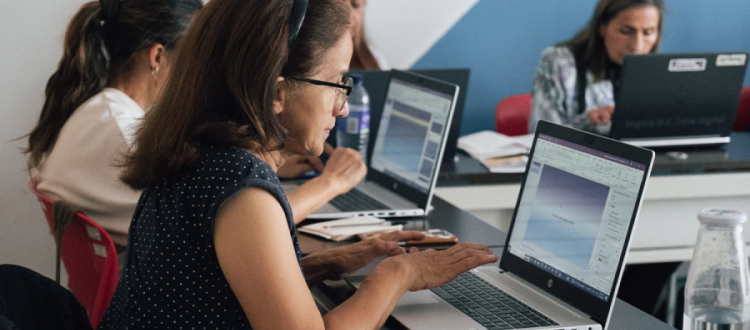 Mujer frente a un computador Foto: Secretaría de la Mujer