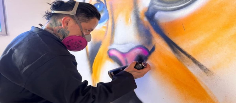 Artista haciendo un grafiti Foto Secretaría de Integración Social