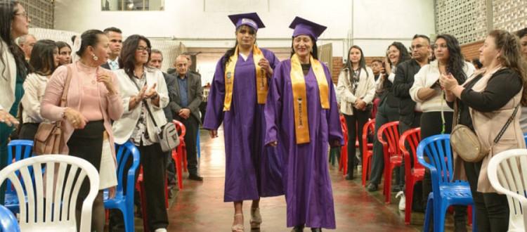 Personas graduándose Foto: Sec. Integración Social