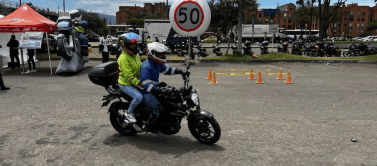 Motociclista con pasajero Foto: Secretaría de Movilidad