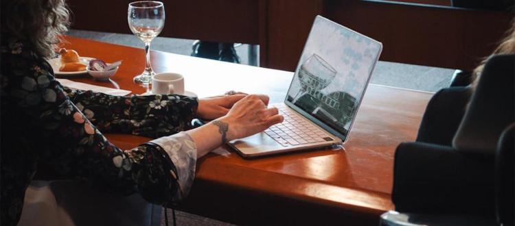 Persona con un computador Foto: Secretaría de la Mujer