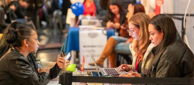 Ciudadana en feria de empleo Foto: Alcaldía Mayor de Bogotá - Fredy Gómez