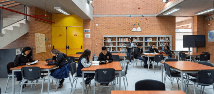 Jóvenes en una biblioteca - Foto: Secretaría de Educación.