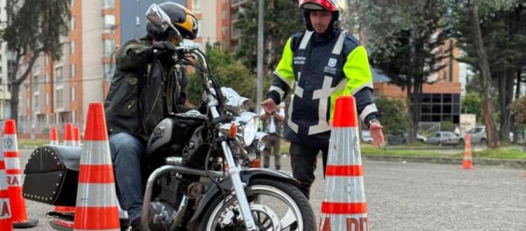Conductor de moto e instructor - Foto: Secretaría Distrital de Movilidad.