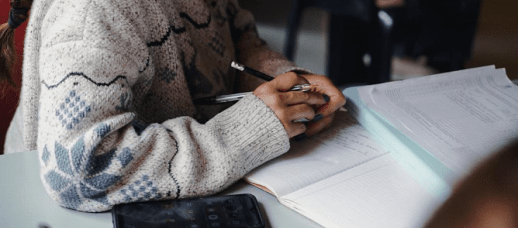 Mujer con cuadernos - Foto: Secretaría de la Mujer