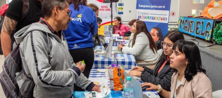 Ciudadanos en una feria de empleo - Foto: Secretaría de Desarrollo Económico