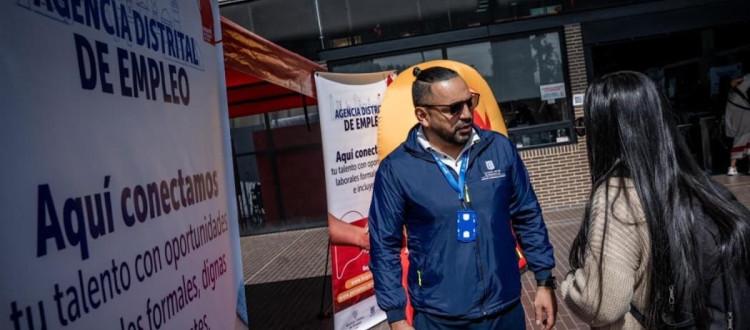 Ciudadana en feria de empleo - Foto: Secretaría Distrital de Desarrollo Económi 