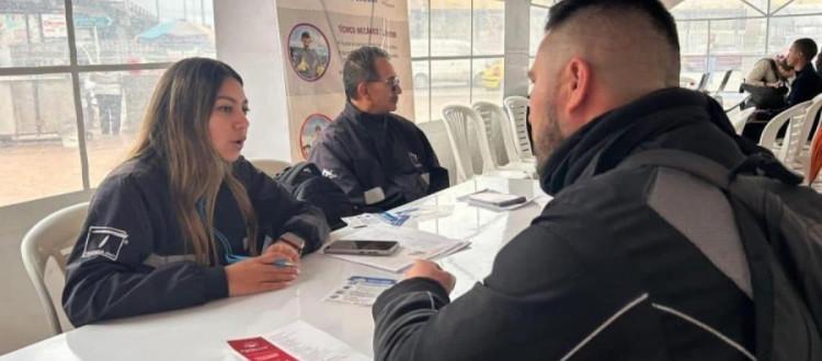 Ciudadanos en feria de empleo Foto: @Maferoc- TransMilenio.