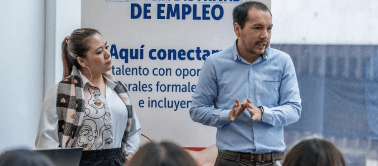 Funcionarios hablando con ciudadanos - Foto: Secretaría Distrital de Desarrollo