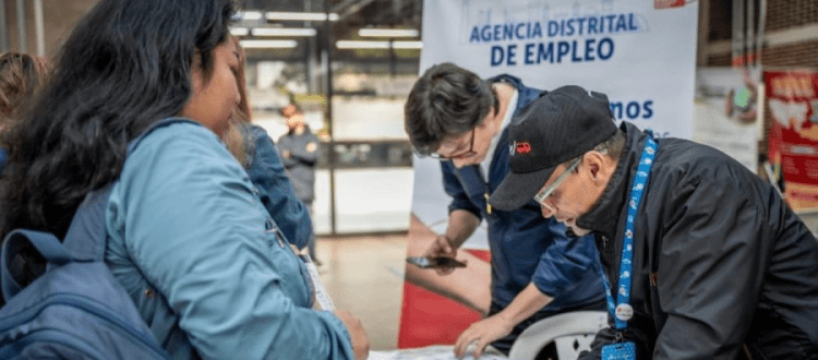 Funcionario y ciudadanos - Foto: Secretaría Distrital de Desarrollo Económico.