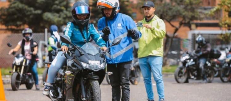 Motociclista junto a profesor