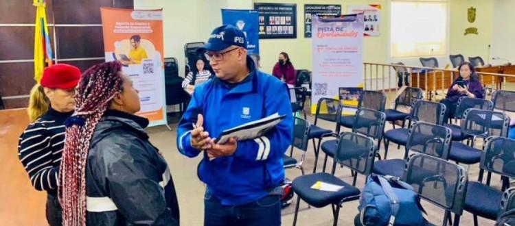 Funcionarios hablando con ciudadanos - Foto: Secretaría Distrital de Desarrollo