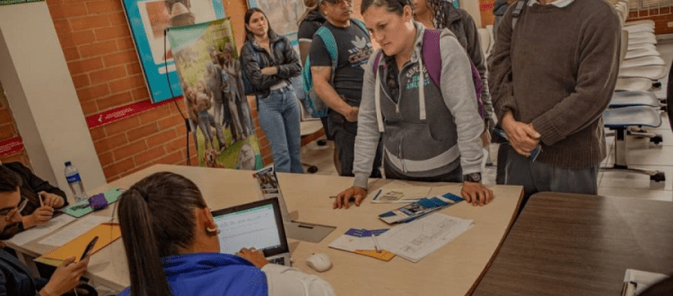 Ciudadana en feria de empleo Foto: Secretaría Distrital de Desarrollo Económico