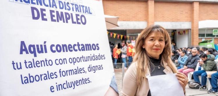 Mujer en feria de empleo
