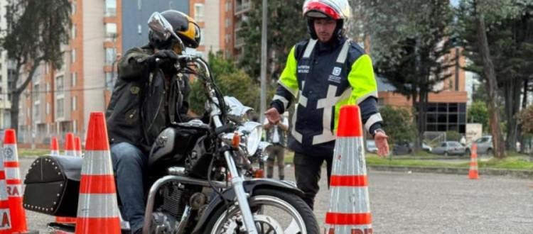 Motociclista con instructor foto: Secretaría de Movilidad