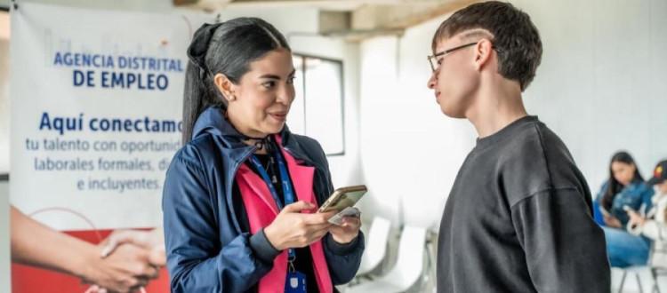 Ciudadanos en una feria de empleo - Foto: Secretaría de Desarrollo Económico