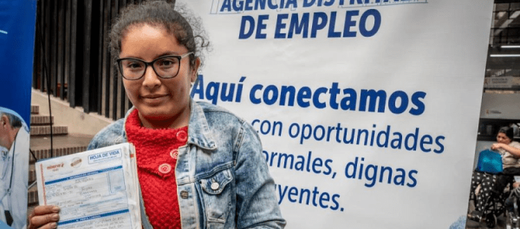 Ciudadana en una feria de empleo Foto: Secretaria Distrital de Desarrollo Económic