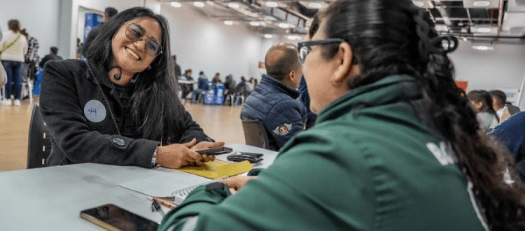 Ciudadana en feria de empleo Foto: Secretaría Distrital de Desarrollo Económico