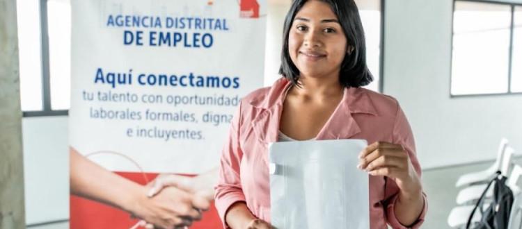 Mujer en feria de empleo Foto: Secretaría Distrital de Desarollo Económico.