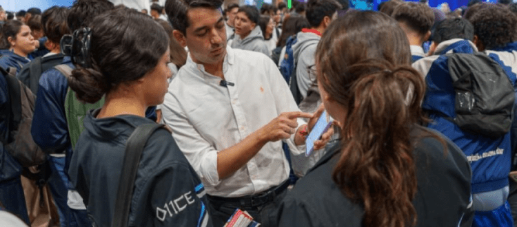 Jóvenes en feria estudiantil - foto: Atenea