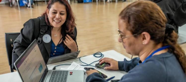 Mujer en feria de empleo Foto: Secretaría Distrital de Desarollo Económico.